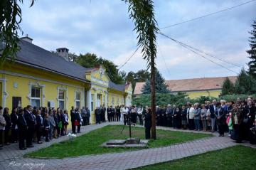 Kladenie vencov k pamätnej tabuli Lajosa Kazinczyh Kladenie vencov k pamätnej tabuli Lajosa Kazinczyh