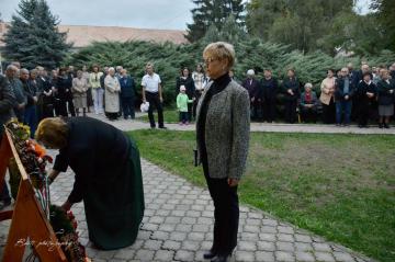 Kladenie vencov k pamätnej tabuli Lajosa Kazinczyh Kladenie vencov k pamätnej tabuli Lajosa Kazinczyh