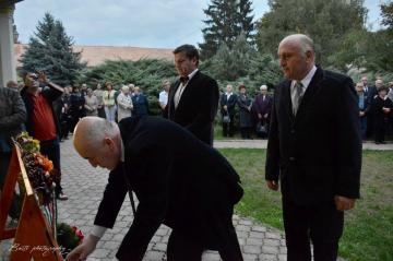 Kladenie vencov k pamätnej tabuli Lajosa Kazinczyh Kladenie vencov k pamätnej tabuli Lajosa Kazinczyh