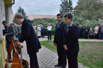Kladenie vencov k pamätnej tabuli Lajosa Kazinczyh Kladenie vencov k pamätnej tabuli Lajosa Kazinczyh